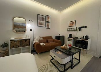 استديو بسرير ماستر وجلسة جانبية
