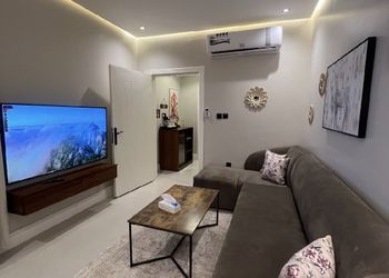 شقة بصالة انيقة وغرفة نوم