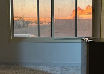استديو بأثاث مريح وبسيط 