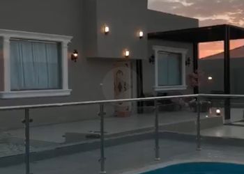 شاليه بجلسة خارجية ومسبح خارجي