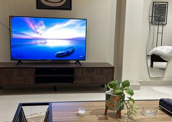 استديو بأثاث مريح وبسيط 