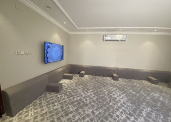 استراحة بمجلس انيق ومسطح اخضر