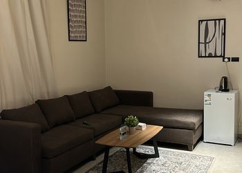 استديو بسرير ماستر وجلسة مريحة 