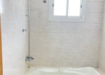 شقة بصالة وثلاث غرف نوم