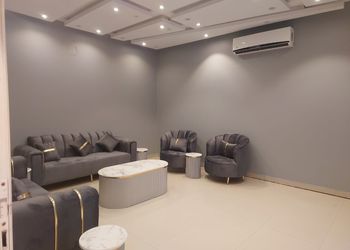 شالية بجلسة خارجية مطلة على المسبح