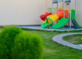 شاليه بمسطح اخضر وجلسة خارجية 