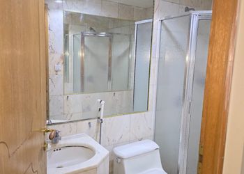 استديو بأثاث مريح وبسيط 