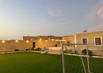 استراحة بمجلس وفناء خارجي 