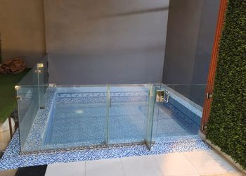 شاليه بصالة مطلة على المسبح 