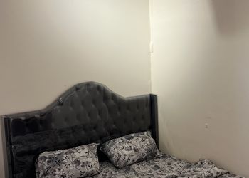 استديو بأثاث مريح وبسيط 
