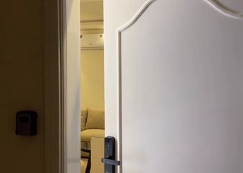 شقة بصالة وغرفة نوم وبموقع مميز 