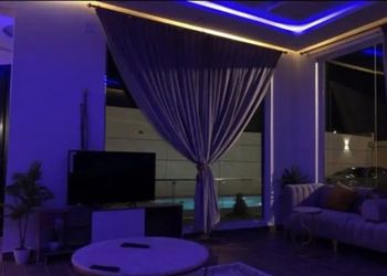 شاليه بمسبح خارجي وجلسة خارجية
