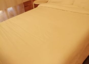 كوخ بمسطح اخضر وجلسة خارجية 