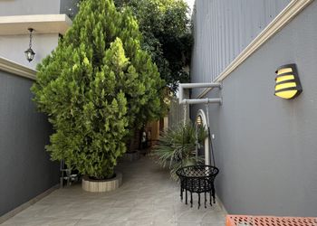 شاليه بجلسة خارجية ومجلس