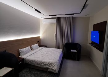 استديو بسرير ماستر وأثاث مريح 