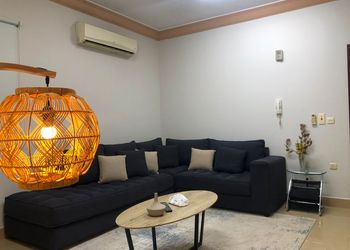 شقة بغرفة معيشة وغرفة نوم 