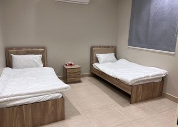 شقة بصالة ومجلس وغرف نوم