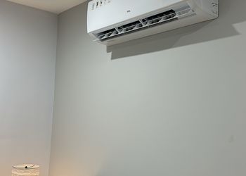 استديو باثاث مريح وبسيط 