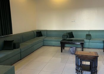 شاليه بمسطح اخضر وجلسة خارجية 
