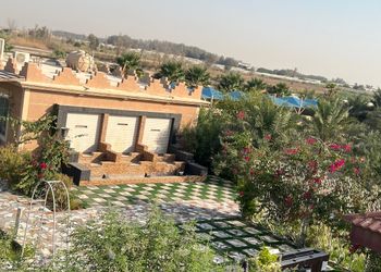 استراحة بمسبح داخلي والعاب اطفال (قسمين)