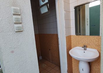 شاليه بمسطح اخضر وألعاب رمليه