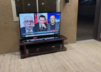 مخيم بألعاب أطفال وبيت شعر 