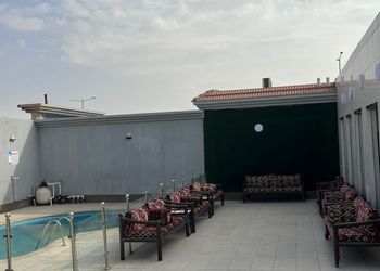 شاليه بجلسة خارجية ومسبح 