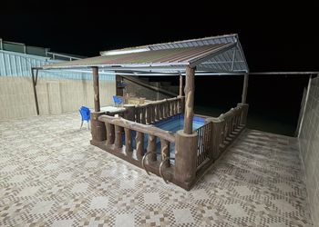 شاليه بجلسة خارجية ومجلس