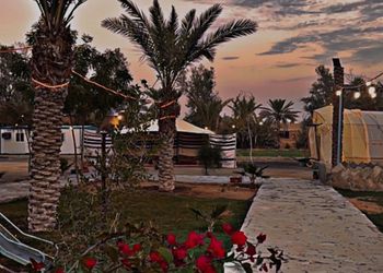 مزرعة بمسطحات خضراء وجلسة خارجية