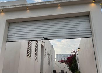 شقة بصالة مريحة وثلاث غرف نوم 