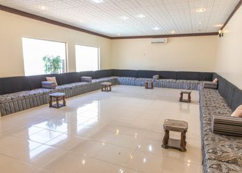 شاليه بمسطح اخضر وجلسة خارجية