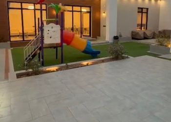 شاليه بجلسة خارجية ومسطح اخضر