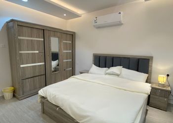 شاليه بمسطح اخضر وجلسة خارجية 