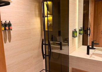غرفة سرير ماستر بدورة مياة