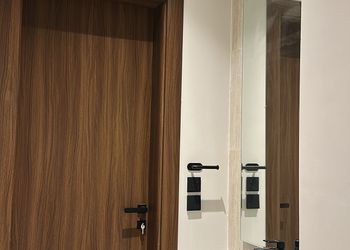 استديو بسرير ماستر وأثاث مريح 