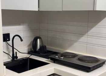 استديو بأثاث مريح وبسيط 