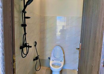 شاليه بجلسات خارجية وألعاب مائية