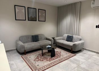 شقة بغرفة معيشة وغرفة نوم 