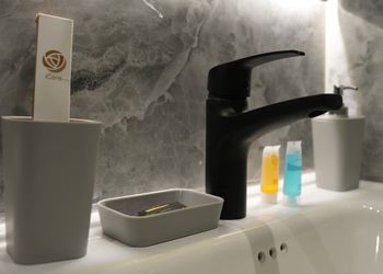 استديو بأثاث مريح وبسيط 