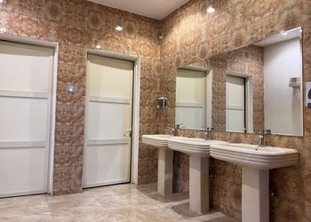 شاليه بمجلس ومسطح اخضر 