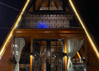 كوخ بجلسة خارجية وأجواء ريفية