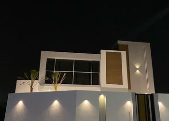 شاليه بجلسة خارجية ومسبح خارجي