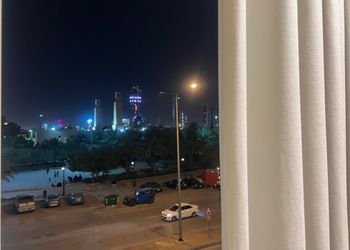 غرفة بسرير ماستر