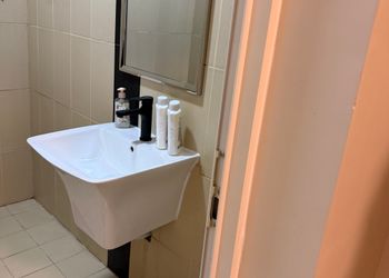 استديو بأثاث مريح وبسيط 