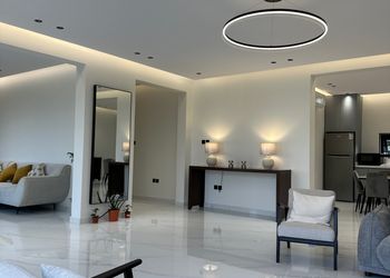 شاليه بمسطح اخضر ومسبح 