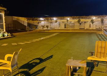 استراحة بإسطبل خيل و جلسات