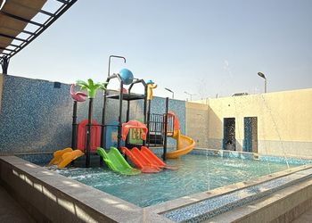 شاليه بجلسة خارجية وألعاب مائية