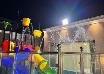 شاليه بغرفة نوم مطلة على المسبح