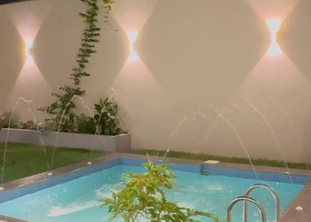 شاليه بمسطح اخضر ومسبح 