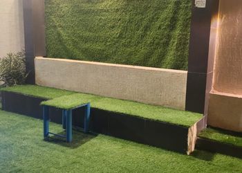 شاليه بمسطح اخضر وجلسة خارجية 